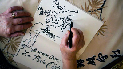 Image de mains dessinant extraite du documentaire de Sara Millot intitulé Au loin, le pays sonnait