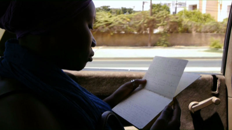 Julia Sarr lisant, extrait du documentaire de Sara Millot intitulé Julia Sarr, correspondances