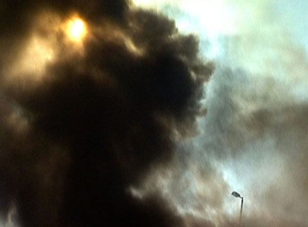 Fumée noire, extrait du film de Sara Millot intitulé Nous bâtissons des maisons et traçons des chemins