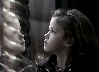 Visage d'une enfant et son reflet, extrait du film de Sara Millot intitulé Mandala
