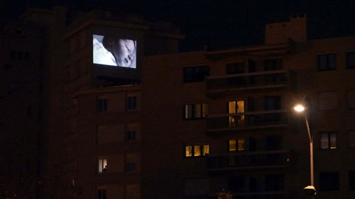 Projection sur une façade, photo de l'installation de Sara Millot intitulée Lanterna Magica