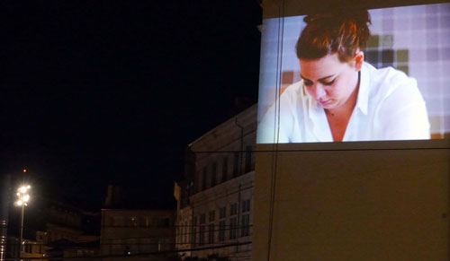 Projection sur une façade, photo de l'installation de Sara Millot intitulée Lanterna Magica