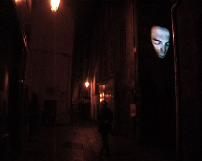 Visage projeté sur une façade, photo de l'installation de Sara Millot intitulée La nuit remue