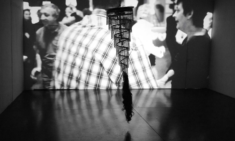 Image d'un couple dansant extraite de l'installation de Sara Millot intitulé Le sommeil d'Annabel Lee