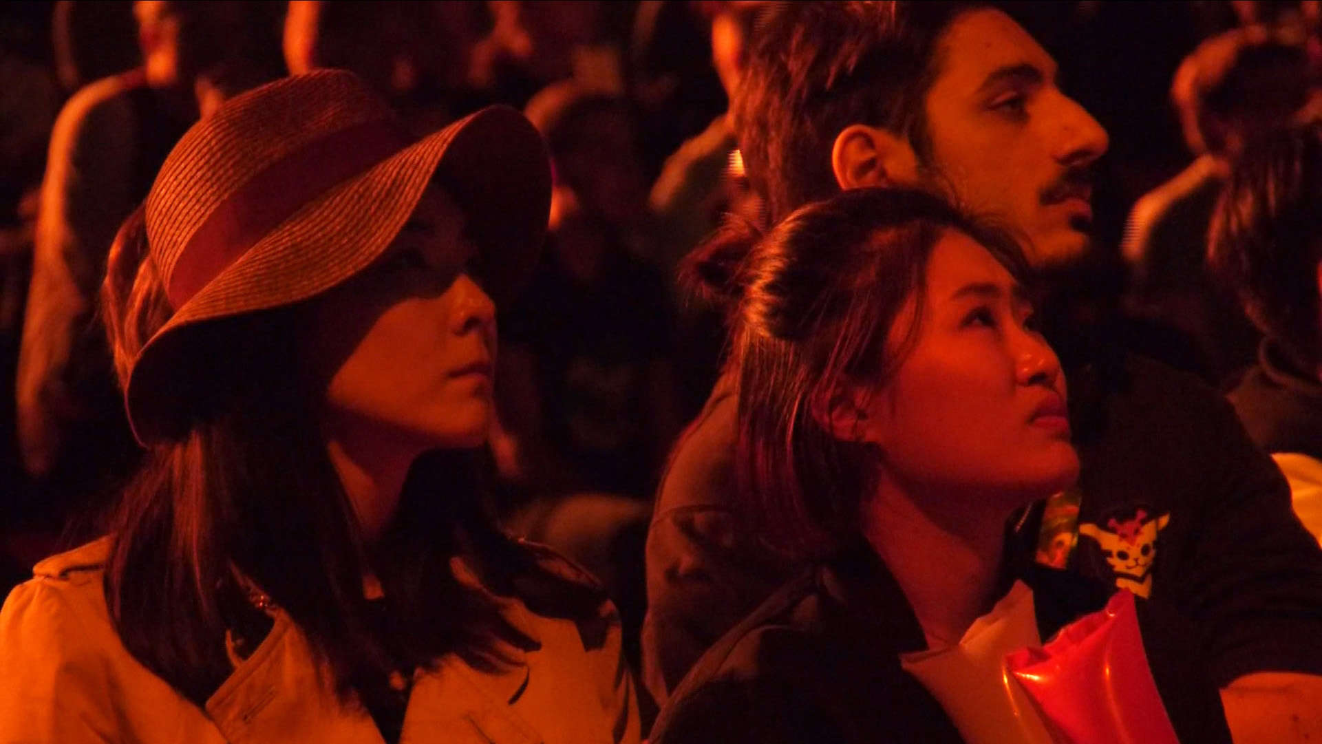 Deux personnes dans ambiance lumineuse rouge, extrait du film de Sara Millot intitulé Imago