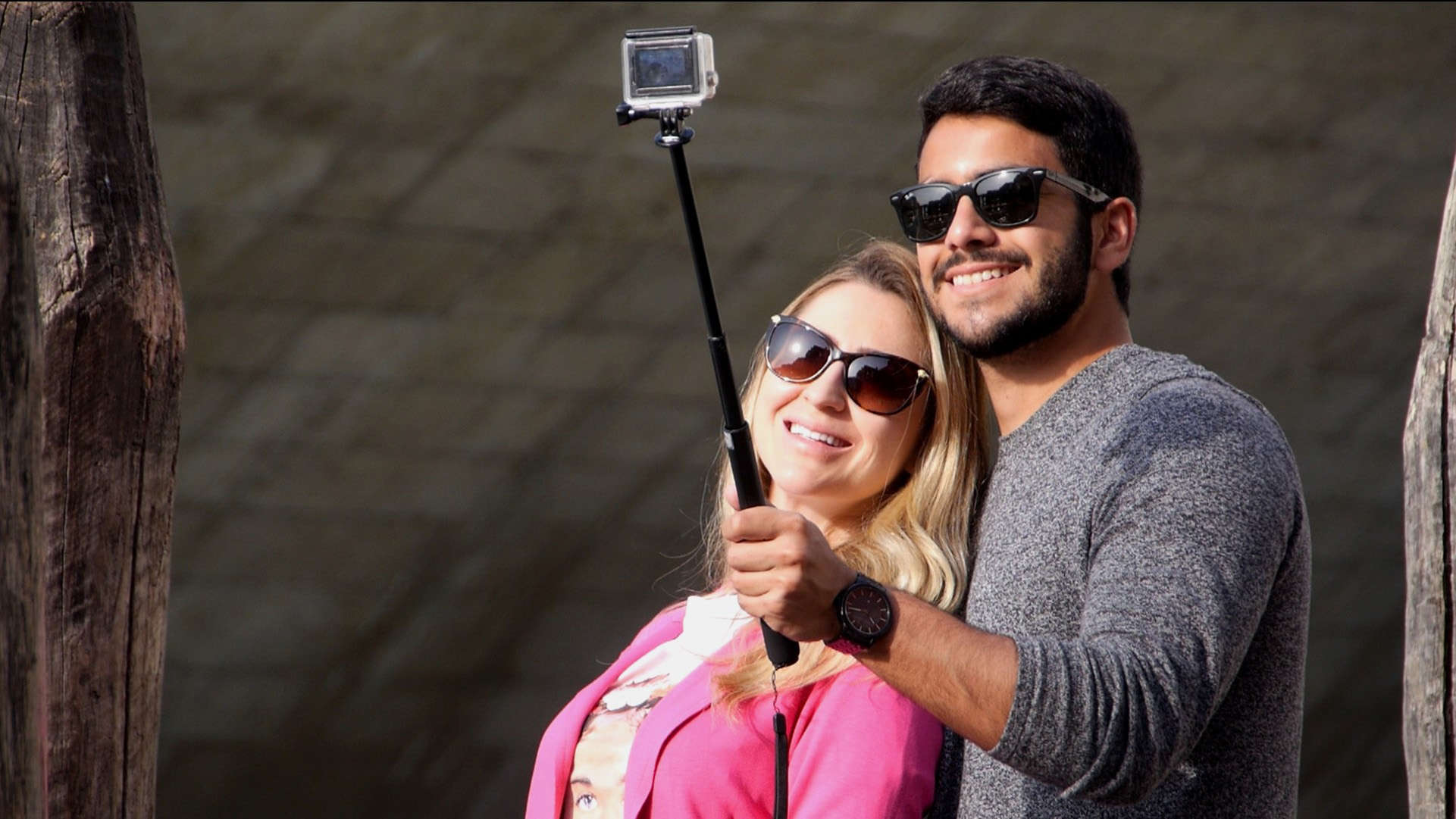 Couple faisant un selfie avec une perche à selfie, extrait du film de Sara Millot intitulé Imago