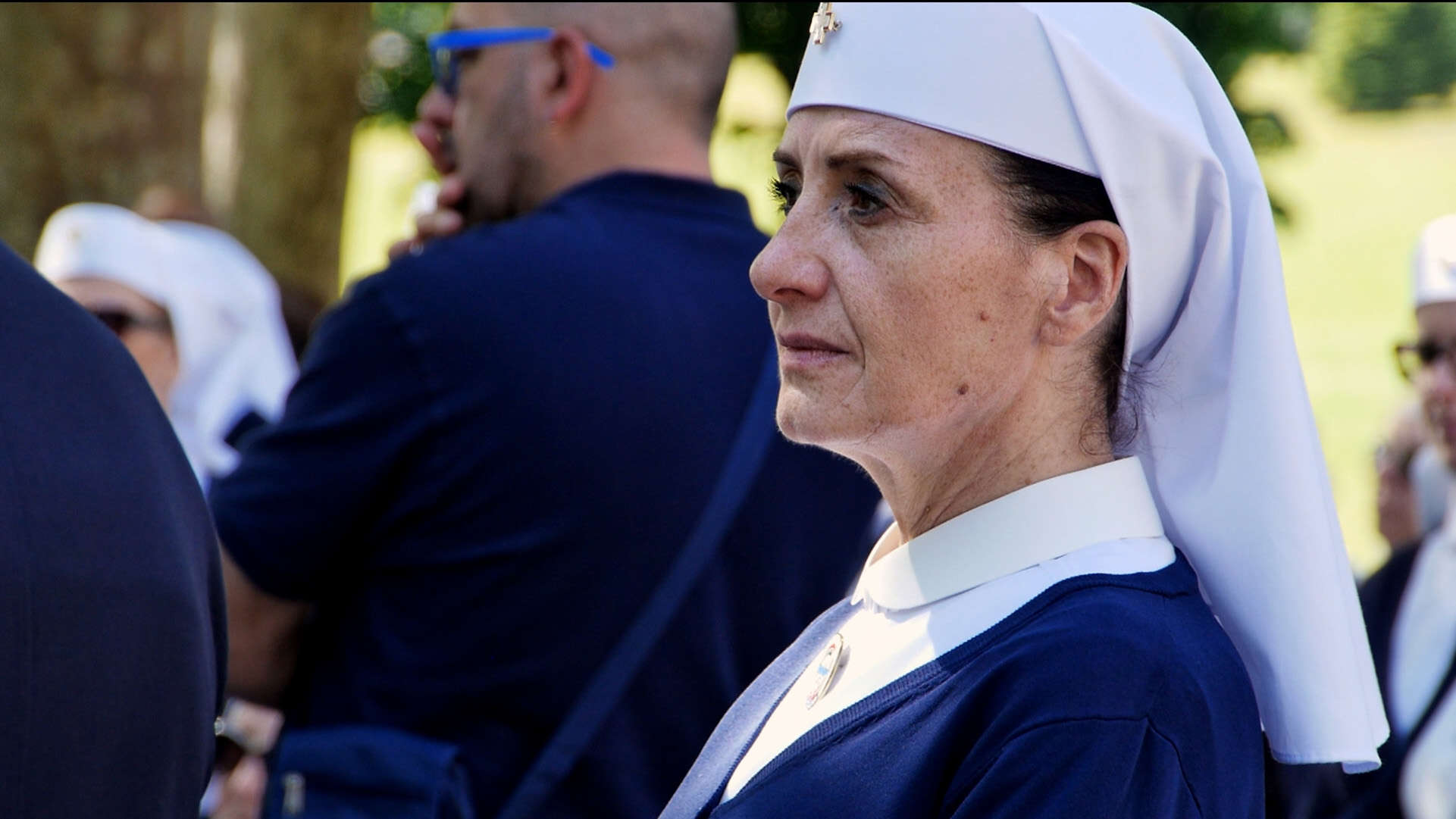 religieuse avec coiffe blanche et pull bleu, extrait du film de Sara Millot intitulé Imago